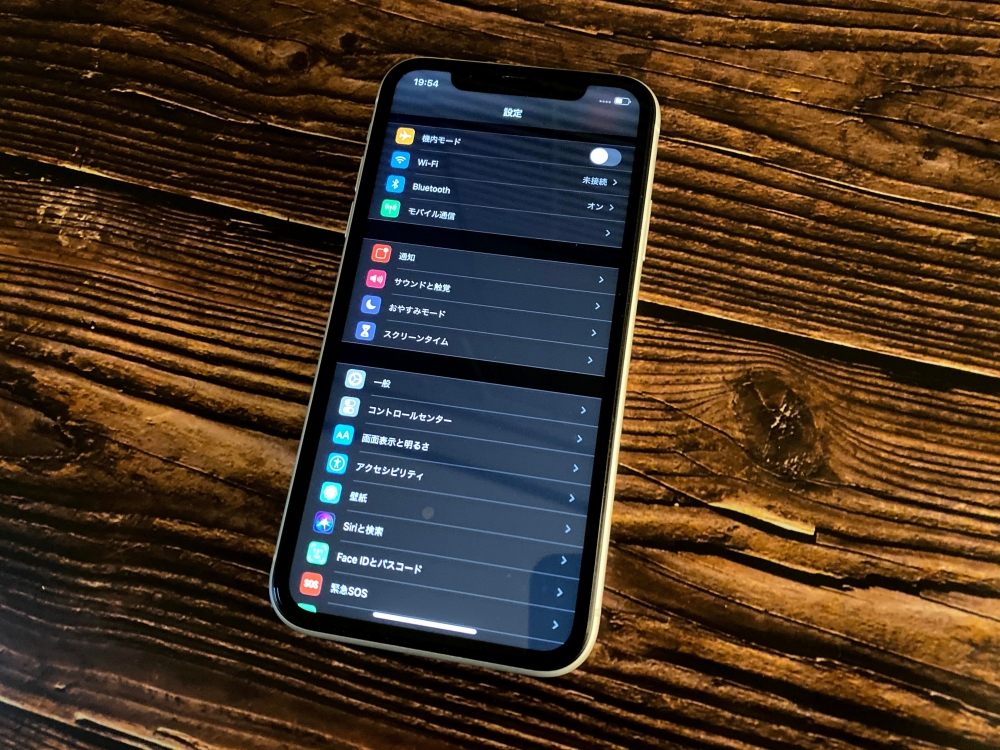 iPhone XR settings screen in the dark