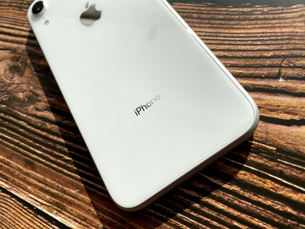 Enlargement of the lower part of the iPhone XR on the table