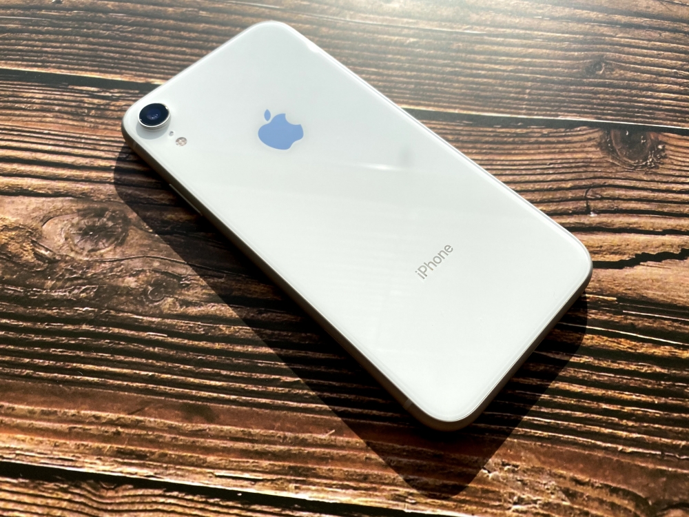 光に当たるiPhone XR