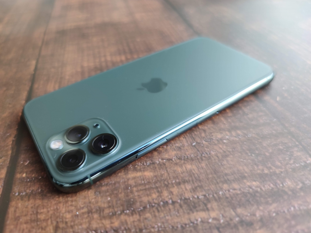 iPhone 11 Proの右サイド