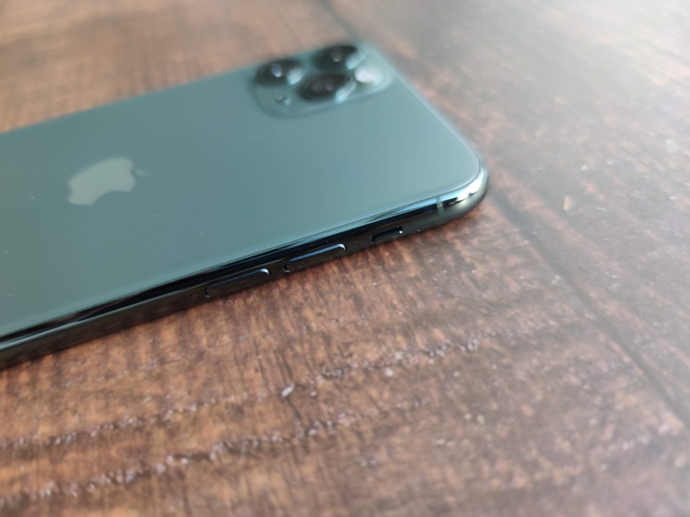 iPhone 11 Proの左サイド