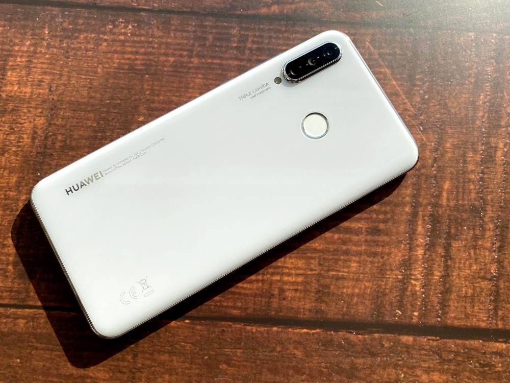 ホワイトのHUAWEI P30 lite