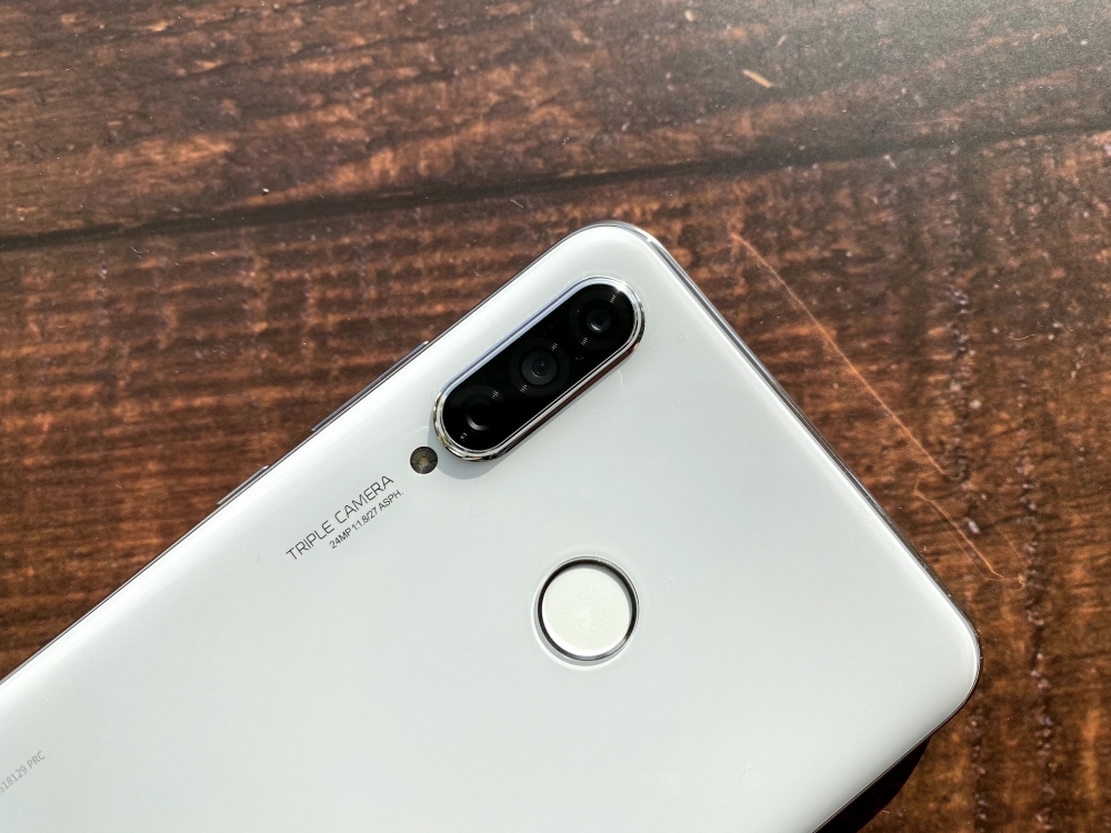 ホワイトのHUAWEI P30 liteのカメラ周辺