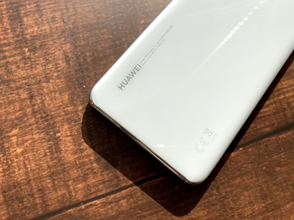 ホワイトのHUAWEI P30 liteのHUAWEIロゴ