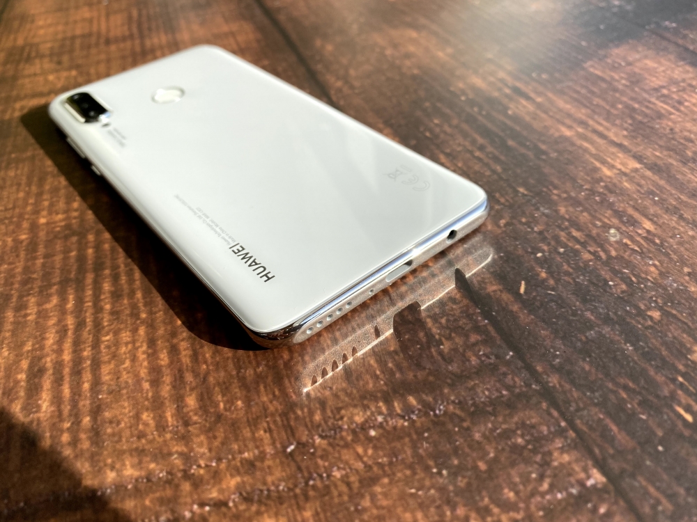 ホワイトのHUAWEI P30 liteを下側から見る