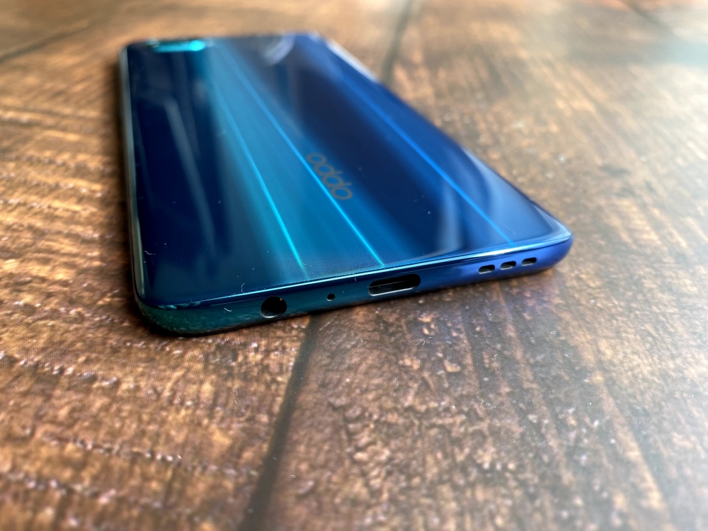 OPPO Reno Aの本体下部